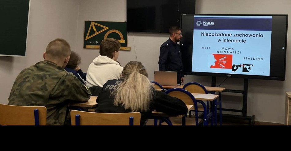 zdjęcie: Policja uczy młodzież o bezpieczeństwie w sieci i prawach człowieka / fot. KPP w Gryficach