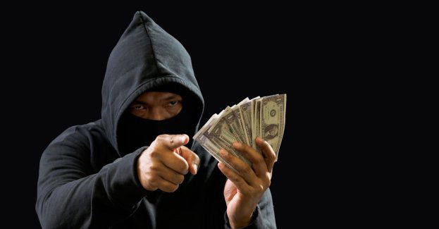 Oszuści podający się za pracowników banku okradli 50-latkę na 15 tysięcy złotych