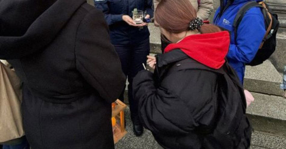 zdjęcie: Betlejemskie Światło Pokoju trafiło do Komendy w Kołobrzegu / fot. KPP w Kołobrzegu