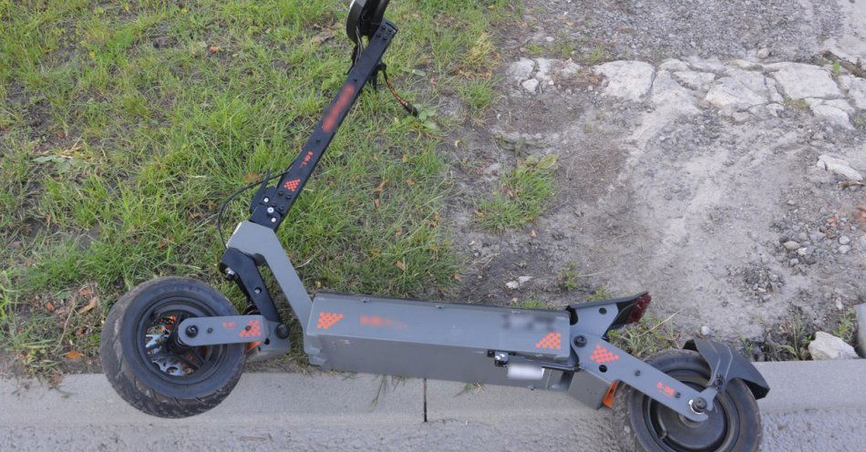 zdjęcie: Dwóch nastolatków na jednej hulajnodze elektrycznej. Doszło do wypadku / fot. KMP Chełm