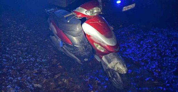 Policjanci uratowali zgubioną w lesie kobietę po odnalezieniu skutera