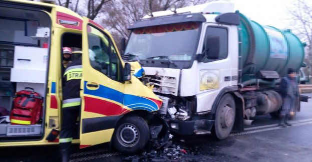 Zderzenie karetki pogotowia i ciężarówki