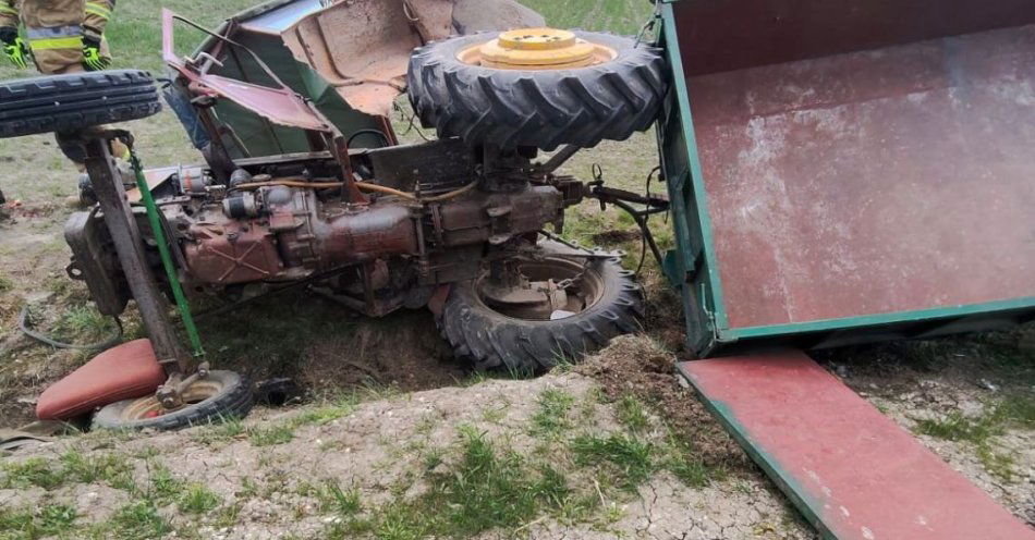 zdjęcie: Bus uderzył w ciągnik w Witoldowie. Traktorzysta w szpitalu / fot. KMP Chełm