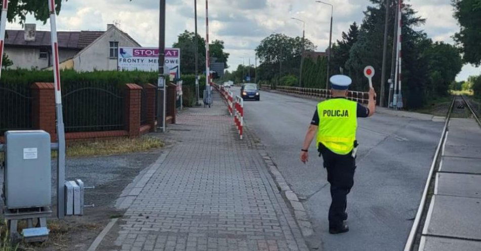 zdjęcie: Policjanci nadzorują ze szczególną uwagą przejazdy kolejowe / fot. KPP Rawicz