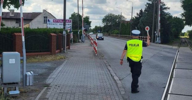 Policjanci nadzorują ze szczególną uwagą przejazdy kolejowe