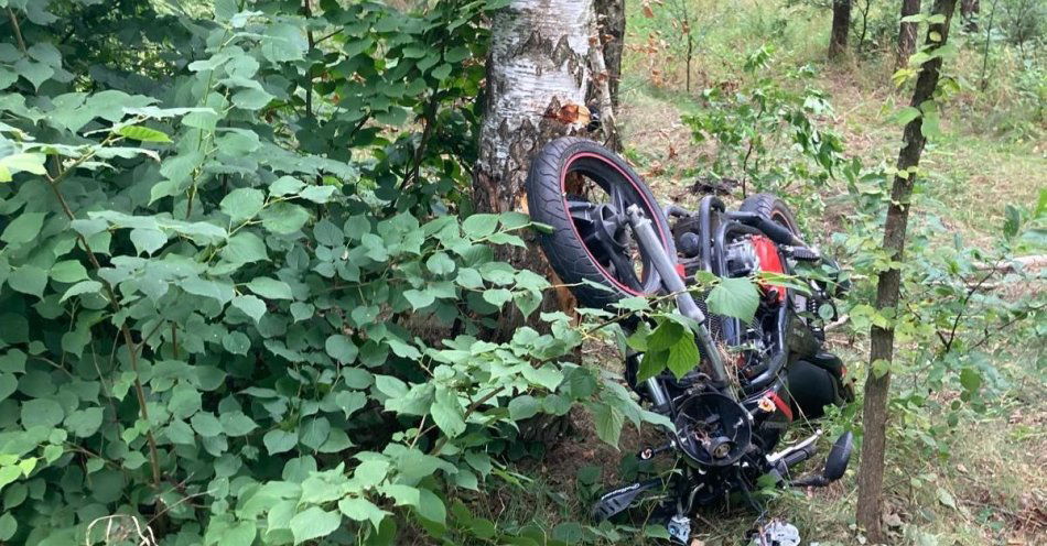zdjęcie: Policjanci wyjaśniają okoliczności wypadku z udziałem motocyklisty i pasażera - uważajmy na drodze! / fot. KPP Strzelce Krajeńskie