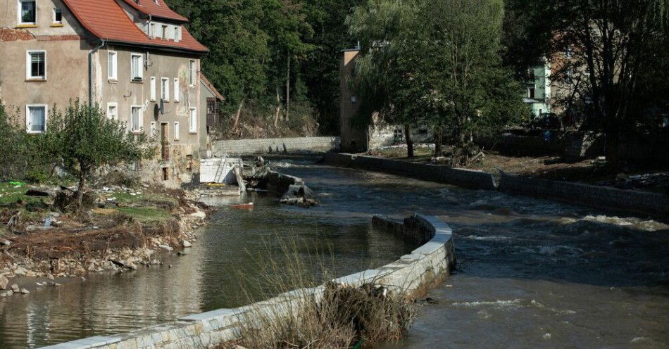 zdjęcie: Balcerowicz: Wody Polskie uruchomiły wypłaty za nieruchomości zalane w 2024 r. / Lądek-Zdrój (woj. dolnośląskie), 17.09.2024. Sprzątanie po powodzi w miejscowości Lądek-Zdrój, 17 bm. Niż genueński, który dotarł nad Polskę w czwartek 12 września, odpowiadał za załamanie pogody i ulewne deszcze w południowej części kraju. (ad) PAP/Krzysztof Cesarz