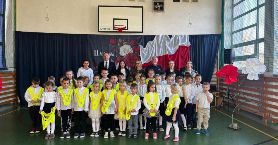 zdjęcie: Kamizelki odblaskowe dla pierwszaków w Gminie Gruta / fot. KMP w Grudziądzu