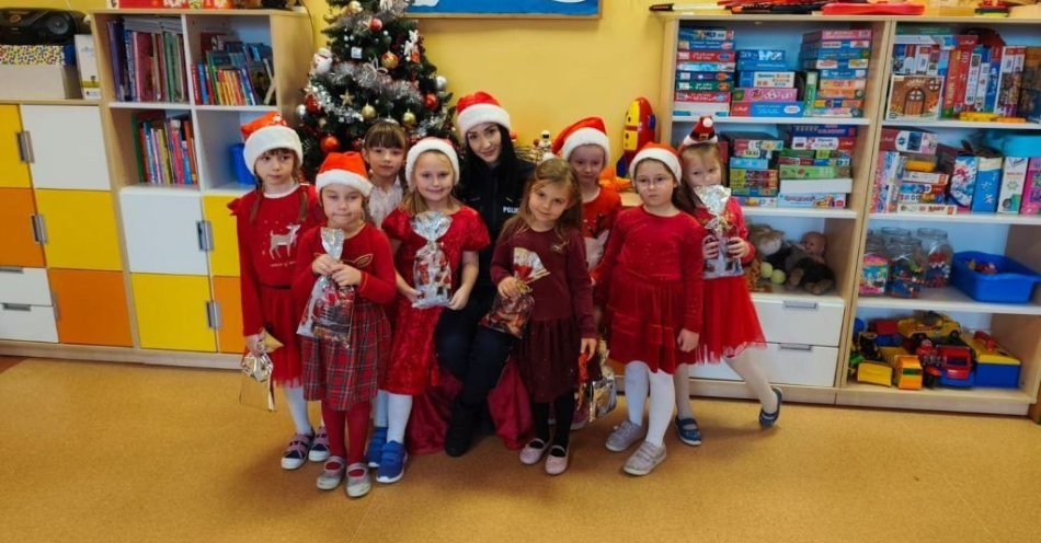 zdjęcie: Mikołajki z policjantami w Końskich. Dzieci uczyły się bezpieczeństwa / fot. KPP Końskie Mikołajki z koneckim policjantami