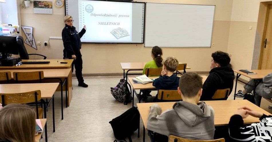 zdjęcie: Odpowiedzialność nieletnich i cyberbezpieczeństwo w Czarnej Wodzie / fot. KPP w Starogardzie Gdańskim