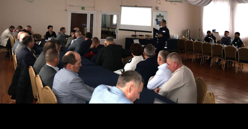 zdjęcie: Seniorzy z Olszanki uczą się jak chronić się przed zagrożeniami / fot. KPP w Łosicach