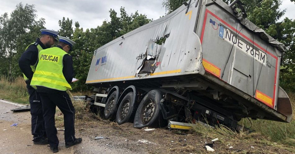 zdjęcie: Zderzenie dwóch pojazdów ciężarowych na DK 65. Jedna osoba trafiła do szpitala / fot. KPP w Olecku