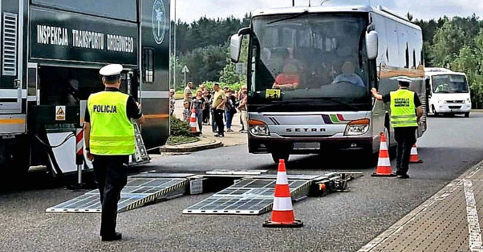 zdjęcie: Policjanci dbają o bezpieczeństwo podróżujących / fot. KMP w Toruniu