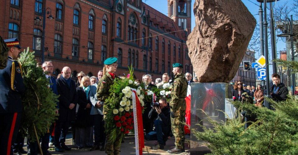 zdjęcie: Prezydent: Bydgoski Marzec był niezwykle ważnym rozdziałem zmagań z czerwonym reżimem / Bydgoszcz, 19.03.2026. Obchody 45. rocznicy Bydgoskiego Marca 1981 roku. Uroczystość miała miejsce przed obeliskiem na dziedzińcu Kujawsko-Pomorskiego Urzędu Wojewódzkiego w Bydgoszczy, 19 bm. (ad) PAP/Agnieszka Bielecka