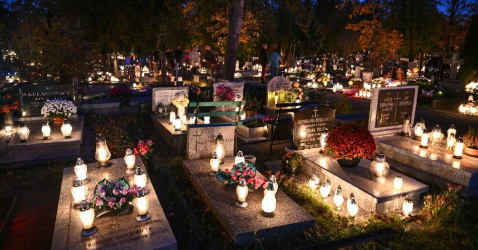 zdjęcie: Wrocław: 19 marca miasto wprowadzi na cmentarzach podwyżki cen za pochówki / Wrocław, 01.11.2024. Znicze na Cmentarzu św. Rodziny we Wrocławiu, 1 bm. W Kościele katolickim 1 listopada przypada uroczystość Wszystkich Świętych. Kościół wspomina tych, którzy zostali wyniesieni na ołtarze oraz świętych bezimiennych. (mk/amb) PAP/Maciej Kulczyński