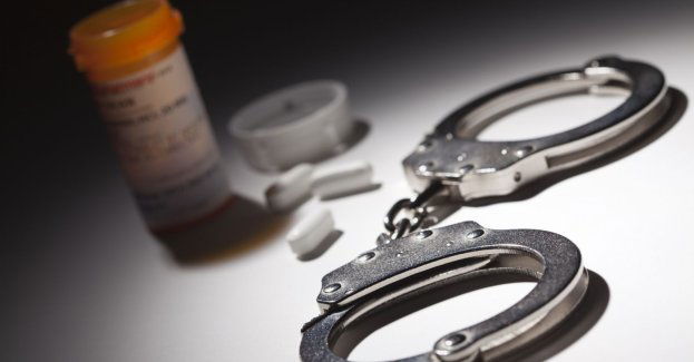 Dwie osoby podejrzane o wyłudzanie recept na opioidy