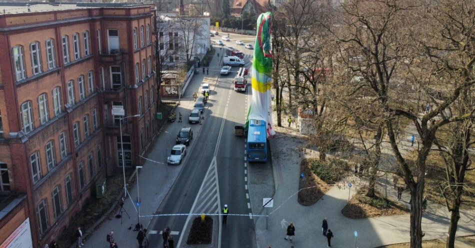 zdjęcie: Zielona Góra: w wypadku balonu zginęła mistrzyni Polski / Zielona Góra, 09.03.2026. Miejsce wypadku balonu z trzema kobietami w koszu, 9 bm. w centrum Zielonej Góry. Jedna z nich z niego wypadła i poniosła śmierć. Dwie pozostałe nie odniosły poważnych obrażeń. (ad) PAP/Lech Muszyński
***Do tego materiału zdjęciowego dostępna jest również depesza w systemie CSI, pt.: Zielona Góra/ Wypadek balonu z ludźmi w koszu, zginęła 28-letnia kobieta***