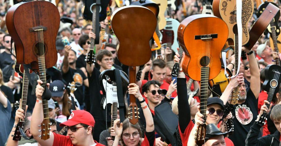 zdjęcie: Gitarowy Rekord Świata pobity; 7967 gitarzystów zagrało wspólnie 