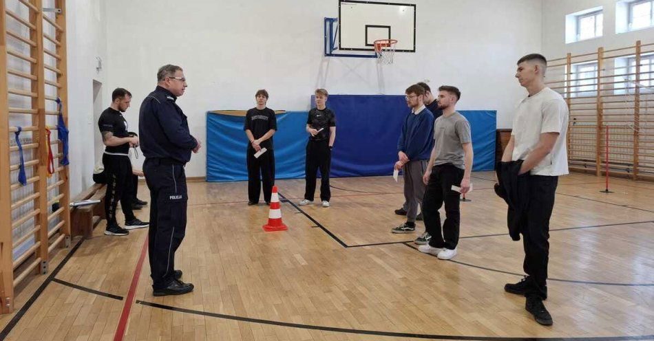 zdjęcie: Kandydaci do Policji sprawdzili formę w Giżycku / fot. KPP w Giżycku Test sprawności fizycznej do Policji w ZSEiI w Giżycku