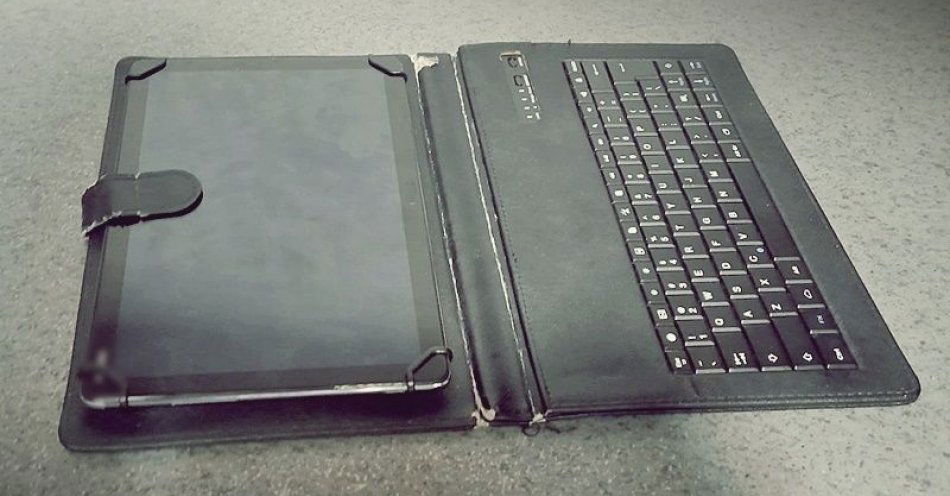 zdjęcie: Podczas zdalnego nauczania wypożyczyła dla dziecka tablet, ale ostatecznie go nie oddała. Teraz odpowie przed sądem / fot. KMP w Wałbrzychu