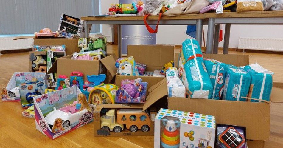 zdjęcie: Krośnieńska policja zebrała prezenty dla małych pacjentów / fot. KMP w Krośnie