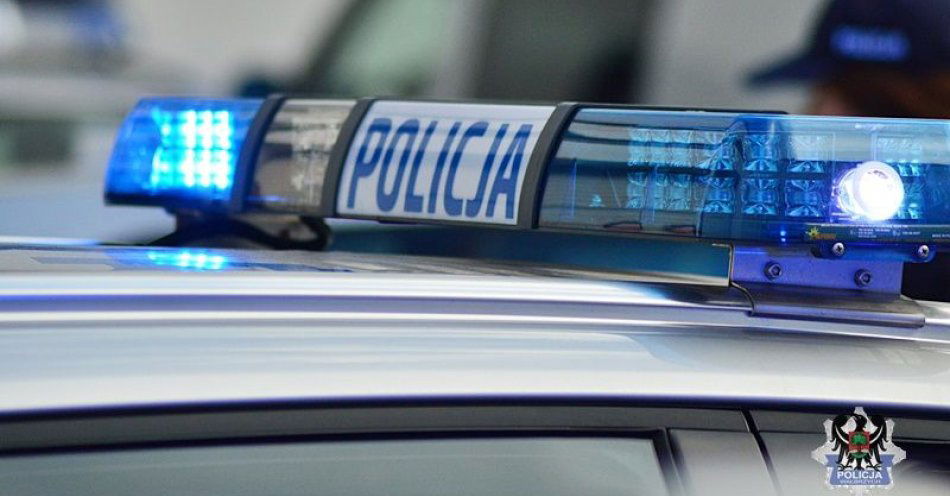 zdjęcie: Pamiętajmy, że mamy obowiązek ułatwić przejazd pojazdu uprzywilejowanego, a także stosować się poleceń wydawanych przez policjantów w trakcie obsługi / fot. KMP w Wałbrzychu