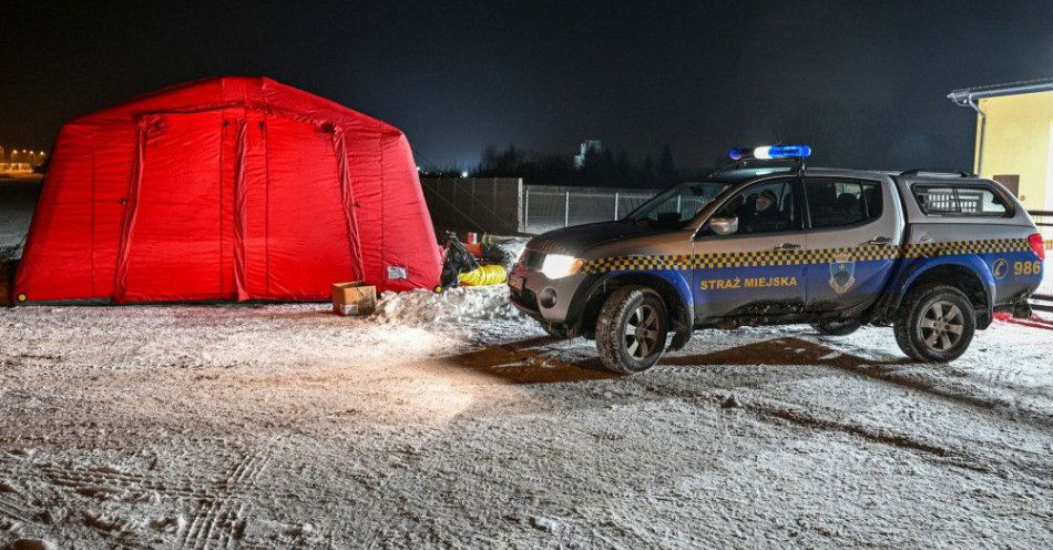zdjęcie: MSWiA: służby sprawdziły niemal 10 tysięcy osób w kryzysie bezdomności / Przemyśl, 08.01.2024. Ogrzewany namiot w rejonie skrzyżowaniu ul. Topolowej i aleja Heila w Przemyślu, 8 bm. W związku siarczystymi mrozami Wydział Zarządzania Kryzysowego wspólnie z Państwową Strażą Pożarną i Strażą Miejską w Przemyślu zorganizował ogrzewany namiot, w którym kierowcy oczekujący na przekroczenie polsko-ukraińskiego przejścia granicznego w Medyce mogą się ogrzać i zjeść ciepły posiłek. (dd/jm) PAP/Darek Delmanowicz ***Zdjęcie do depeszy PAP pt. Przemyśl/ Postawiono namiot dla kie