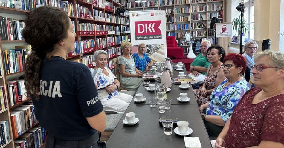 zdjęcie: Spotkanie z uczestniczkami klubu książki / fot. KPP w Wejherowie