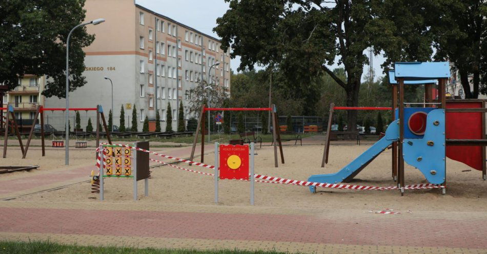 zdjęcie: Co najmniej kilka pocisków trafiło w cywilne budynki - bloki, sklep / fot. PAP