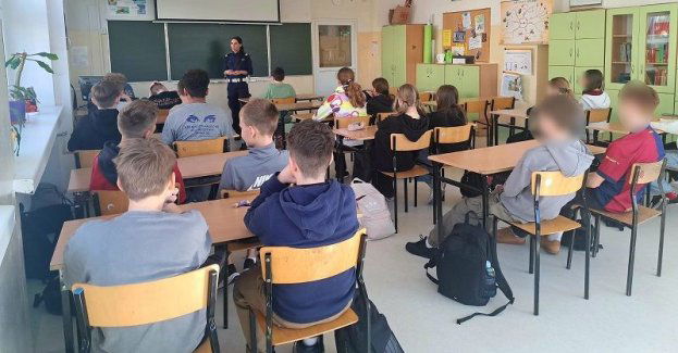 Na drodze - Patrz i Słuchaj - Spotkanie uczniów Szkoły Podstawowej numen 12 z policjantką z łódzkiej drogówki