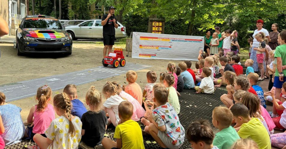 zdjęcie: Ponad 1,8 tys. katowickich dzieci spotkało się z Rajdowymi Mistrzami Polski w ramach akcji promującej bezpieczeństwo ruchu drogowego / fot. nadesłane