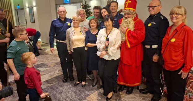 Policjanci drogówki z Mikołajem na świątecznym spotkaniu