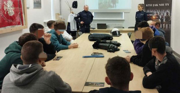 Policjanci opowiedzieli młodzieży o swojej pracy