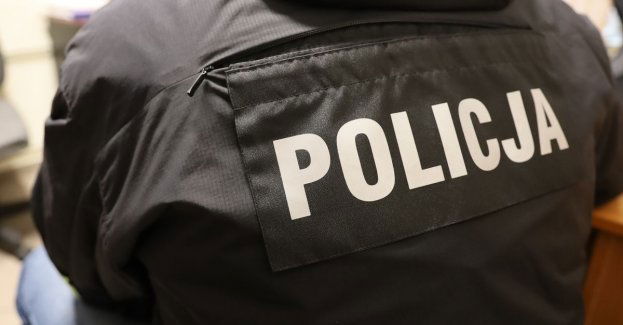 Policjanci wyprowadzili mężczyznę z zadymionego mieszkania