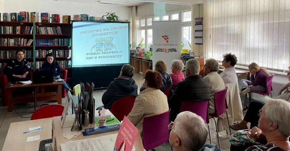 zdjęcie: Profilaktycy z prelekcją dla seniorów / fot. KWP w Bydgoszczy
