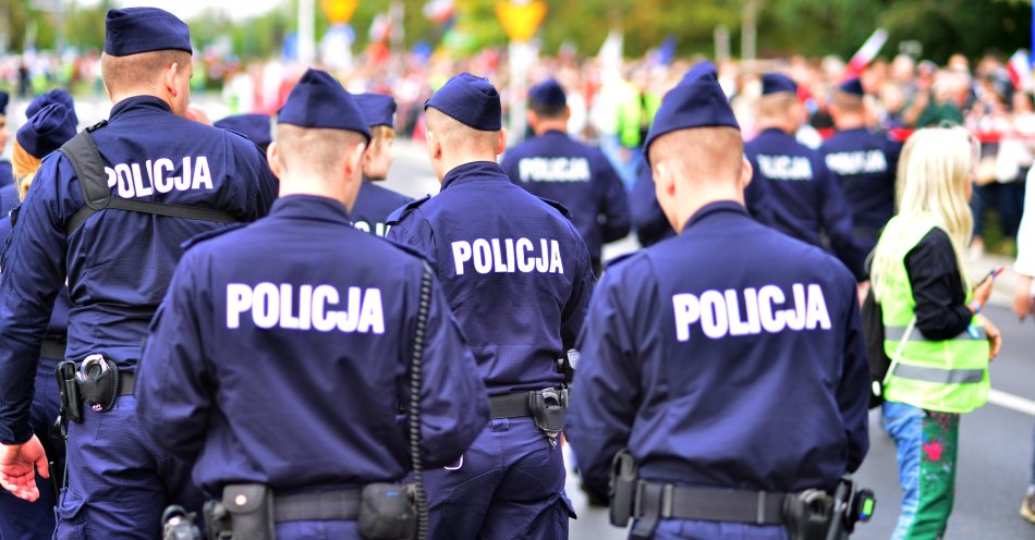 zdjęcie: Pracujemy nad wyższymi dodatkami mieszkaniowymi dla policjantów, wakatów coraz mniej / v35078196