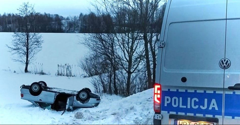 zdjęcie: Kolizja w okolicach Bajtkowa. Zimowe warunki drogowe wymagają dużej ostrożności / fot. KPP w Ełku