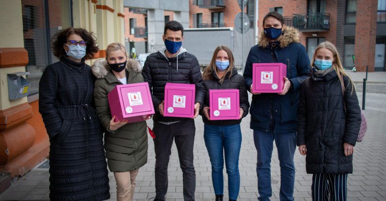 zdjęcie: Różowe skrzyneczki dla mieszkańców obsługiwanych w urzędzie i biurze Rady Miejskiej? / fot. nadeslane