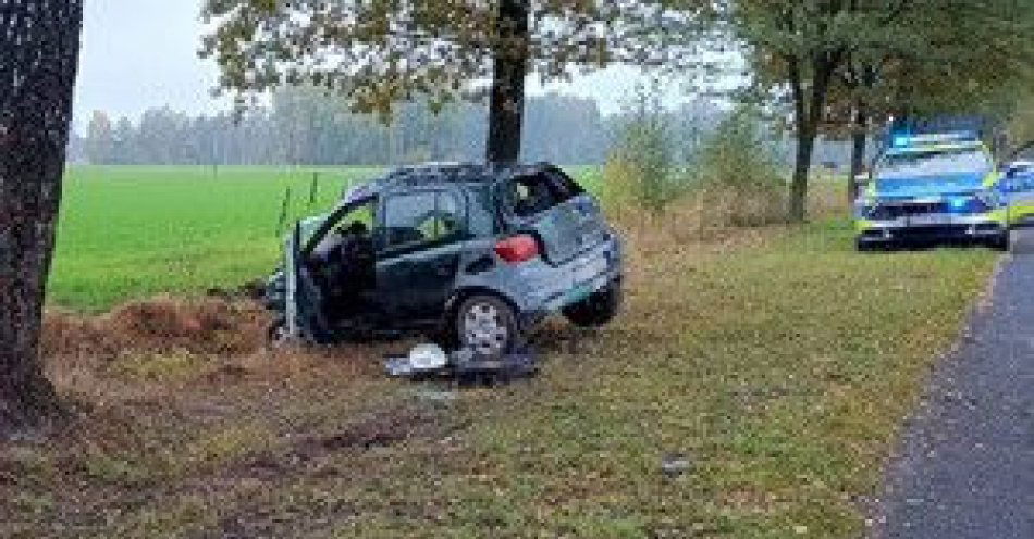 zdjęcie: Uderzył w przydrożne drzewo. Był nietrzeźwy i miał orzeczony zakaz prowadzenia pojazdów / fot. KPP w Łasku