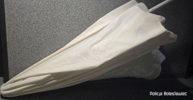 Policjanci odzyskali parasol ogrodowy o wartości 3 tysięcy złotych. Zarzuty dla złodzieja i paserki