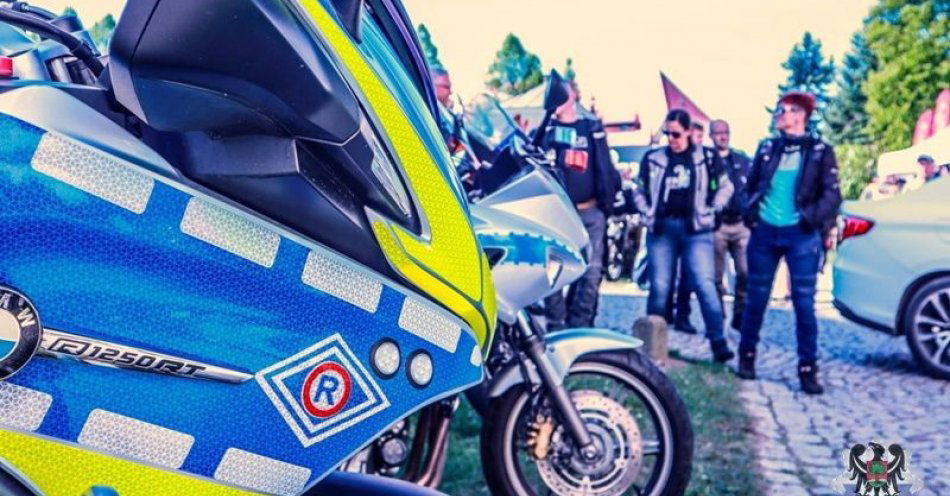 zdjęcie: Policjanci, w tym także wałbrzyscy i mieroszowscy, zadbali o bezpieczny przebieg XI Pielgrzymki Motocyklowej w Krzeszowie / fot. KMP w Wałbrzychu