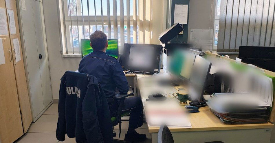 zdjęcie: Spokój i rozmowa dyżurnego uratowały osobę w kryzysie / fot. KPP w Opocznie