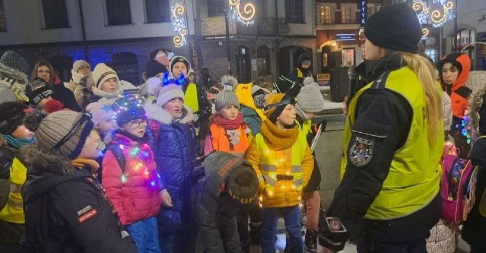 zdjęcie: Uczestnicy nocnego rajdu po Lęborku otrzymali od policjantek opaski odblaskowe / fot. KPP w Lęborku