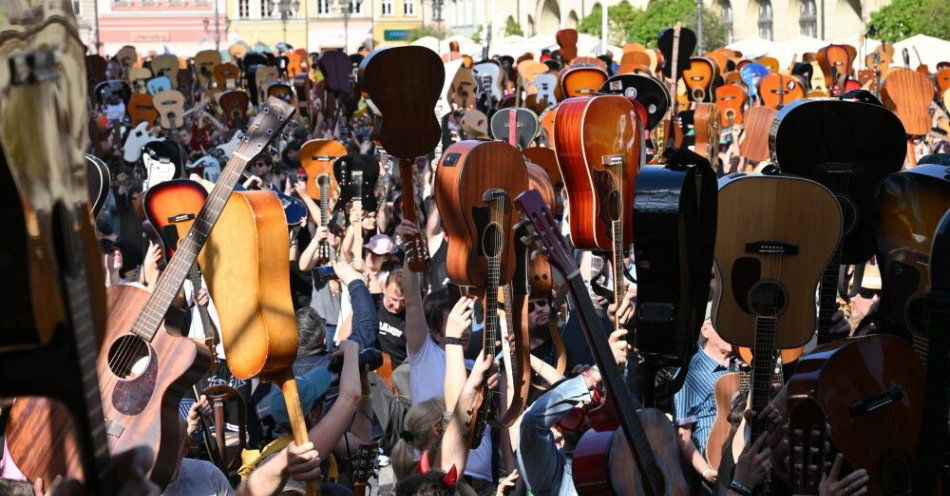 zdjęcie: Gitarowy Rekord Świata pobity; 8122 gitarzystów zagrało wspólnie 
