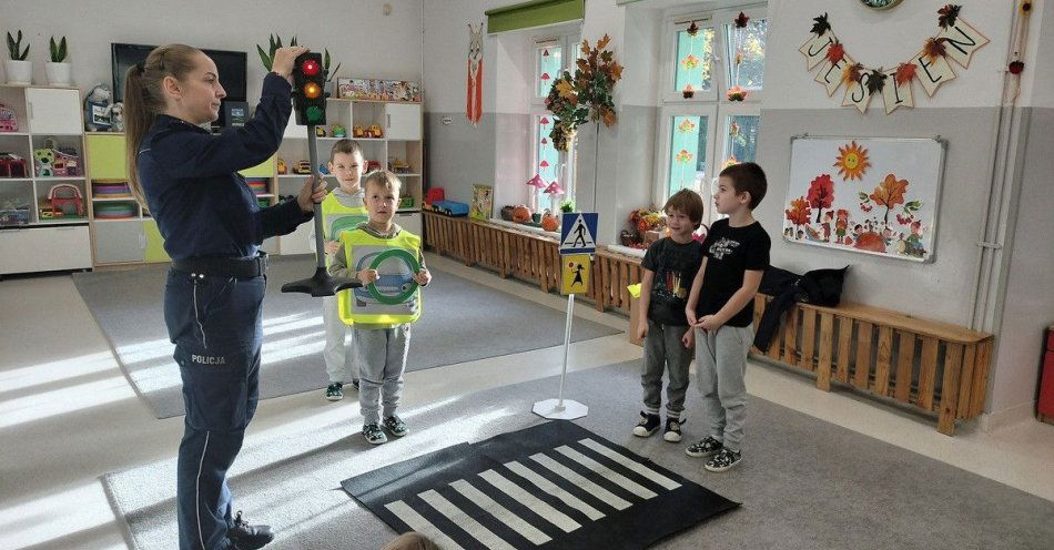 zdjęcie: Bystry Przedszkolak uczy zasad bezpieczeństwa w Złocieniaszku / fot. KPP w Drawsku Pomorskim