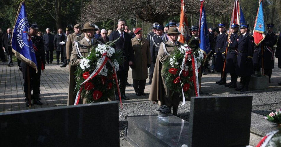 zdjęcie: Kosiniak-Kamysz w rocznicę katastrofy smoleńskiej: ten dzień zmienił Polskę / Kraków, 10.04.2026. Obchody 16. rocznicy katastrofy smoleńskiej. Wicepremier, minister obrony narodowej Władysław Kosiniak-Kamysz (C) bierze udział w uroczystościach upamiętniających katastrofę lotniczą pod Smoleńskiem, połączonych z Apelem Pamięci i złożeniem wieńców okolicznościowych na grobach ofiar katastrofy smoleńskiej, 10 bm. w Alei Zasłużonych na Cmentarzu Rakowickim w Krakowie. 10 kwietnia br. przypada 16. rocznica katastrofy samolotu pod Smoleńskiem, w której zginęło 96 osób, w tym pre