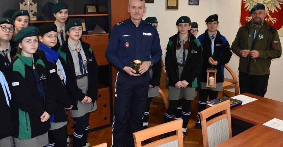 zdjęcie: Harcerze przekazali Betlejemskie Światło Pokoju policjantom / fot. KPP Janów Lubelski