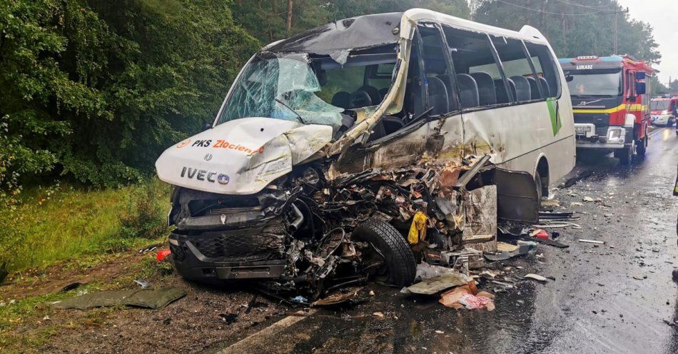 zdjęcie: 24-letni kierowca tira z zarzutem sprowadzenia katastrofy w ruchu lądowym w Konotopie / fot. PAP