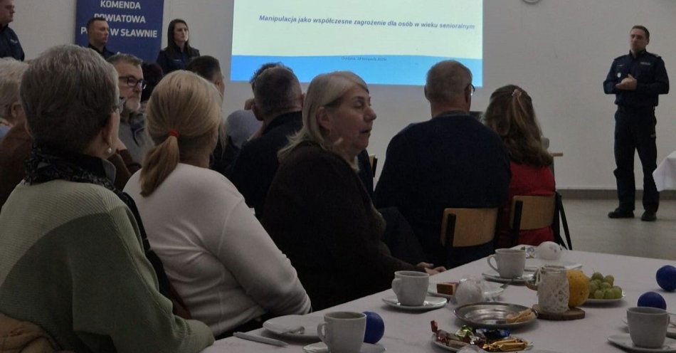 zdjęcie: Seniorzy z Gorzycy uczą się rozpoznawać manipulację / fot. KPP w Sławnie