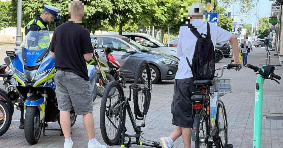 zdjęcie: Policjanci kontrolowali użytkowników hulajnóg elektrycznych i rowerzystów / fot. KMP Suwałki